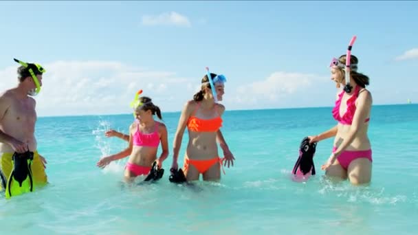 Famiglia caucasica con attrezzatura per lo snorkeling — Video Stock