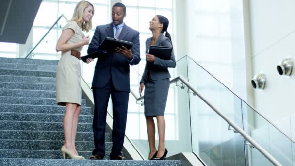 Gente de negocios multiétnicos en el edificio de oficinas — Vídeos de Stock