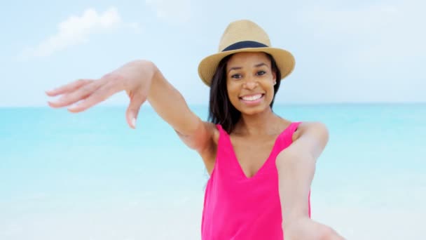 Africano menina americana se divertindo na praia — Vídeo de Stock