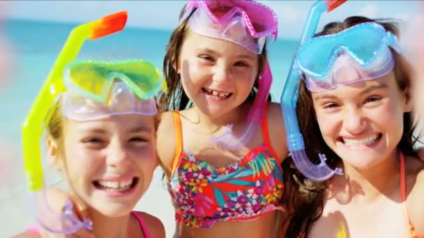 Caucasian sisters with snorkels on beach vacation — Stock Video