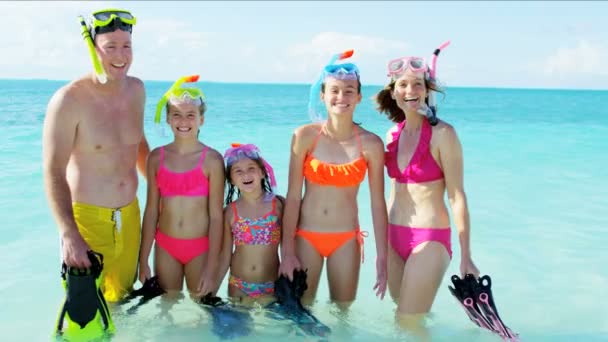 Familia caucásica con equipo de snorkel — Vídeo de stock