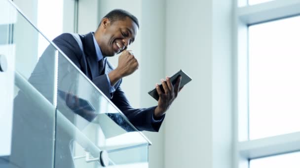 Hombre de negocios utilizando la tableta inalámbrica en el edificio de oficinas — Vídeos de Stock