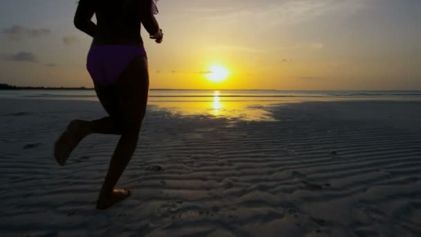 Chica china en bikini bailando en la playa — Vídeo de stock