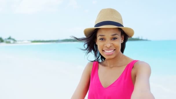 Africano menina americana se divertindo na praia — Vídeo de Stock