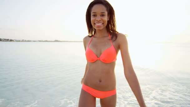 Afro-américaine fille profiter de vacances sur la plage — Video