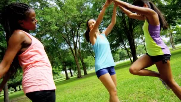 Multi meninas étnicas desfrutando de fitness no parque — Vídeo de Stock