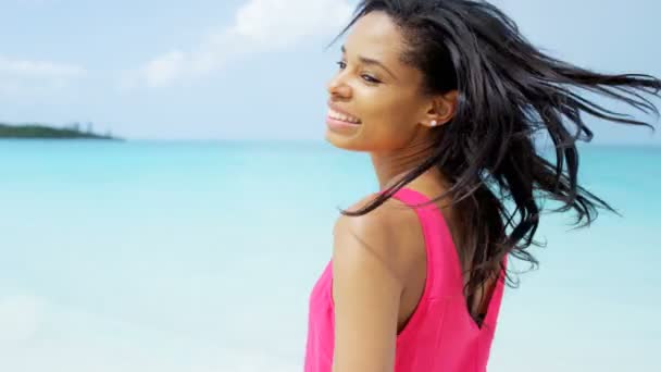 Афроамериканская девушка развлекается на пляже — стоковое видео