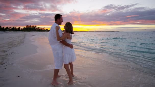 Coppia caucasica sulla spiaggia tropicale al tramonto — Video Stock