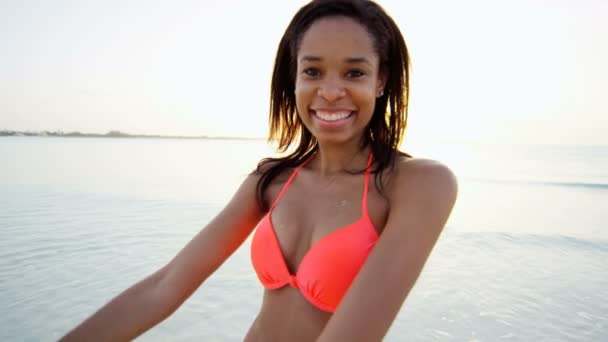 Afro-amerikai lány élvezi a nyaralás a tengerparton — Stock videók