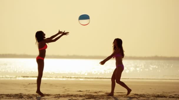 Multi-ethnische Freundinnen haben Spaß am Strand — Stockvideo