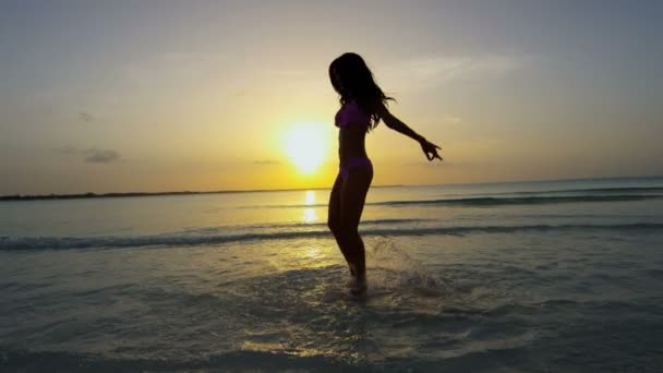Китайські дівчата в бікіні, танці на пляжі — стокове відео