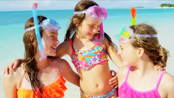 Caucasian sisters with snorkels on beach vacation — Stock Video