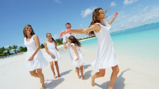 Familia caucásica caminando en la playa de arena — Vídeos de Stock