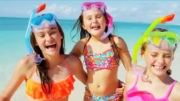 Hermanas caucásicas con snorkels en vacaciones de playa — Vídeo de stock
