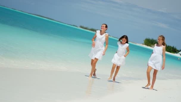 Chicas en ropa blanca caminando por la playa — Vídeo de stock