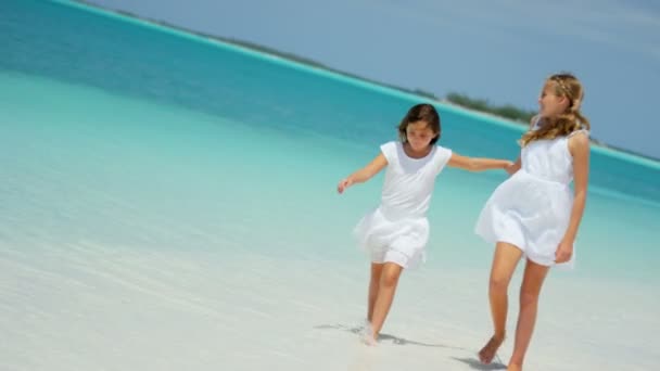 Chicas en ropa blanca caminando por la playa — Vídeos de Stock