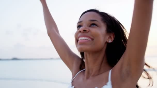 African American flicka dansa på stranden — Stockvideo