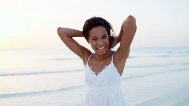 African American flicka dansa på stranden — Stockvideo
