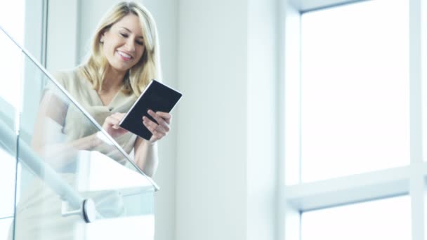 Empresaria usando tableta en edificio de oficinas — Vídeos de Stock