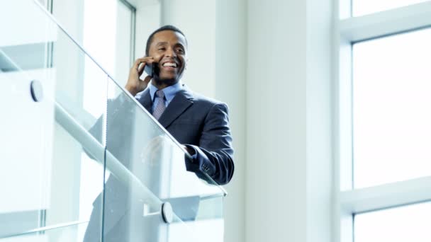 Hombre de negocios hablando en teléfono inteligente en el edificio de oficinas — Vídeos de Stock