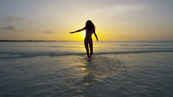 Kinesisk flicka i bikini och dansa på stranden — Stockvideo