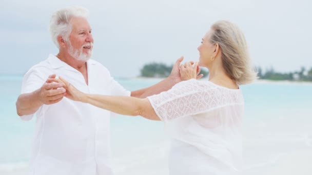 Pareja de ancianos disfrutando de vacaciones en la playa — Vídeo de stock