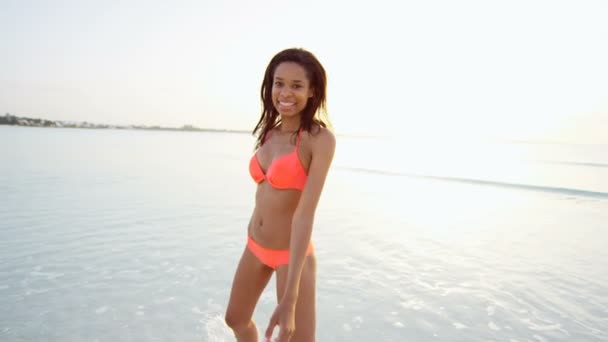 Menina afro-americana desfrutando de férias na praia — Vídeo de Stock