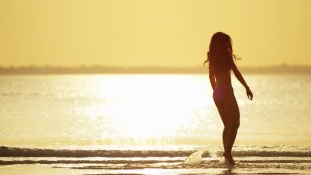 Chinees meisje in bikini op strand dansen — Stockvideo