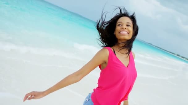 Αφρικανική αμερικανική κορίτσι που έχει τη διασκέδαση στην παραλία — Αρχείο Βίντεο