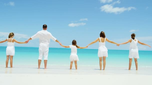 Καυκάσιος οικογένεια απολαμβάνουν διακοπές στην παραλία — Αρχείο Βίντεο