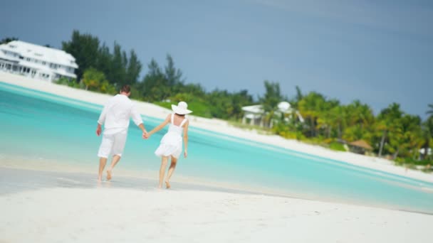 Kaukasische paar op tropisch strand — Stockvideo