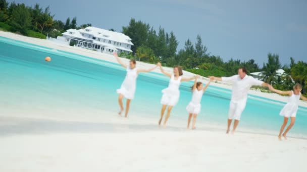 Familia caucásica disfrutando de vacaciones en la playa — Vídeos de Stock