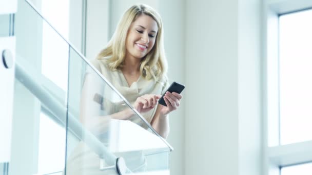 Mujer de negocios usando smartphone en edificio de oficinas — Vídeos de Stock