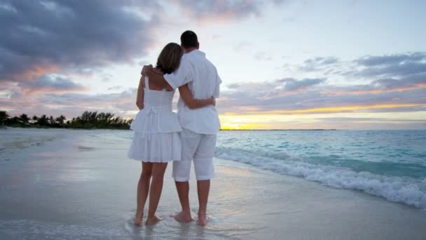 Couple caucasien sur la plage tropicale au coucher du soleil — Video