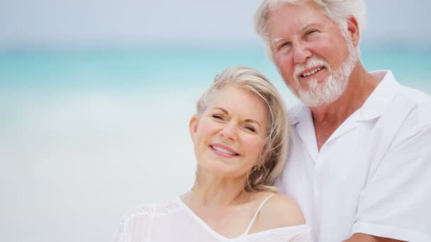 Senior paar genieten van vakantie op strand — Stockvideo