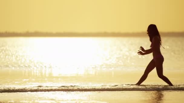 ビキニを着てビーチで踊る中国の女の子 — ストック動画