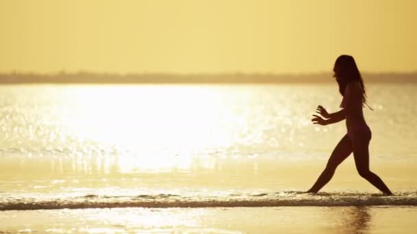 Chinese girl in bikini dancing on beach — Stock Video