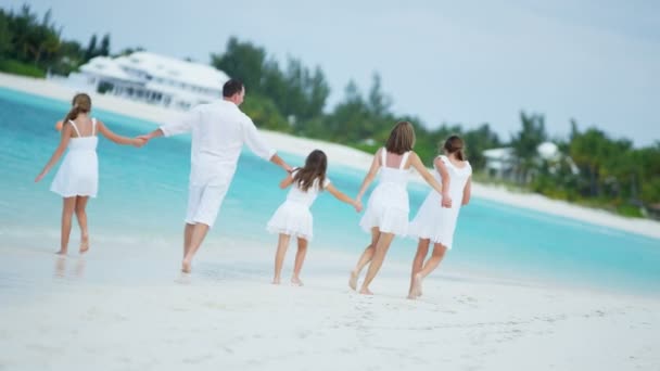 Família caucasiana desfrutando de férias na praia — Vídeo de Stock