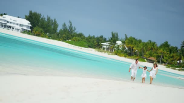 Parents caucasiens avec fille profitant de vacances à la plage — Video