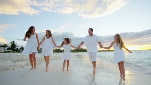 Caucasian family enjoying beach vacation at sunset — Stock Video