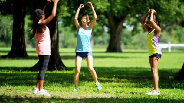 Chicas multiétnicas disfrutando de fitness en el parque — Vídeo de stock