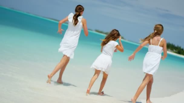 Chicas en ropa blanca caminando por la playa — Vídeos de Stock