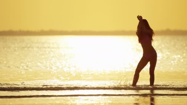 Chinees meisje in bikini op strand dansen — Stockvideo