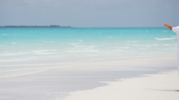 Senior paar genieten van vakantie op strand — Stockvideo