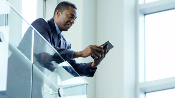 Hombre de negocios utilizando la tableta inalámbrica en el edificio de oficinas — Vídeos de Stock