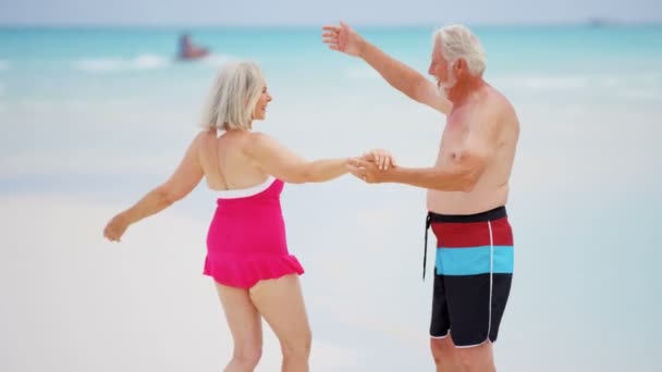 Senior paar genieten van vakantie op strand — Stockvideo