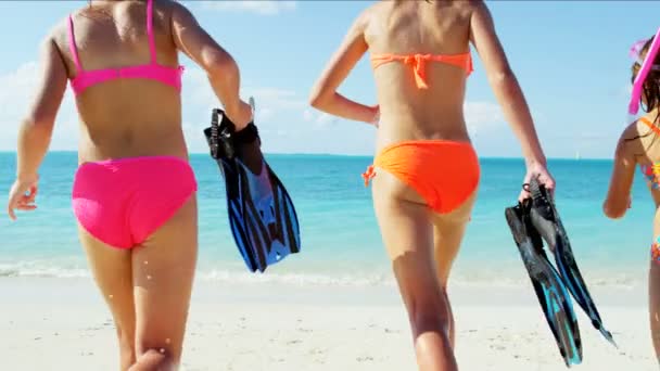 Sœurs caucasiennes avec tubas en vacances à la plage — Video