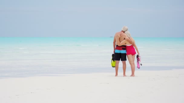 Ανώτερος ζευγάρι με βασικό εξοπλισμό κατάδυσης στην παραλία — Αρχείο Βίντεο