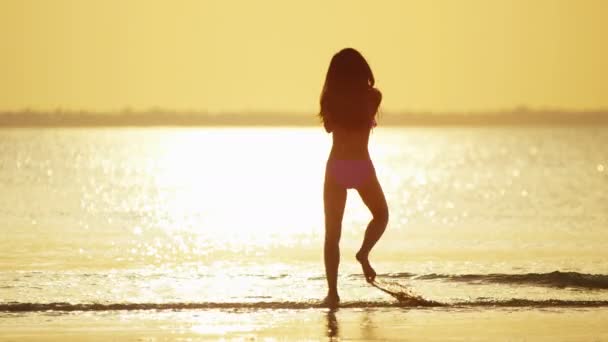 Kinesisk flicka i bikini och dansa på stranden — Stockvideo