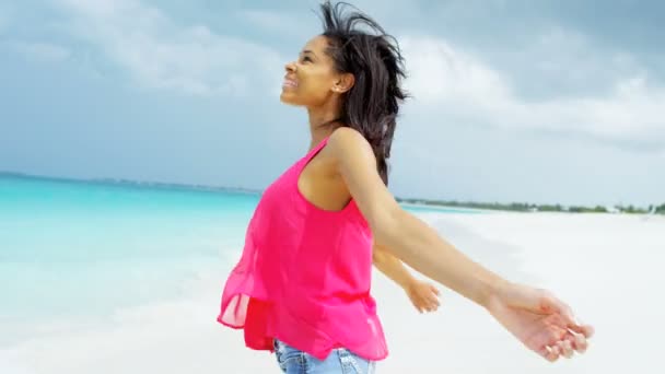 African American girl plezier op strand — Stockvideo